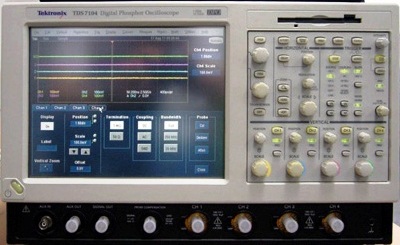 TEKTRONIX TDS7104 4 Ch 1 GHz Digital Phosphor Oscilloscope TEKTRONIX TDS7104 4 Ch 1 GHz Digital Phosphor Oscilloscope