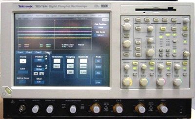TEKTRONIX TDS7404 4 Ch 4 GHz Digital Phosphor Oscilloscope TEKTRONIX TDS7404 4 Ch 4 GHz Digital Phosphor Oscilloscope
