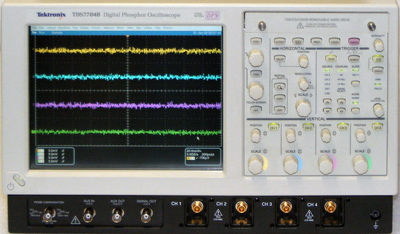 TEKTRONIX TDS7704B 4 Ch 7 GHz Digital Phosphor Oscilloscope TEKTRONIX TDS7704B 4 Ch 7 GHz Digital Phosphor Oscilloscope